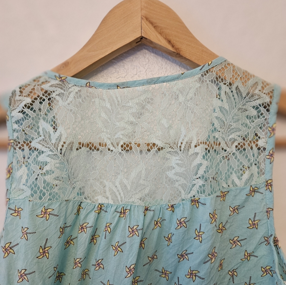 Edge Pinwheel Button/Lace Tank - Picture 4 of 5